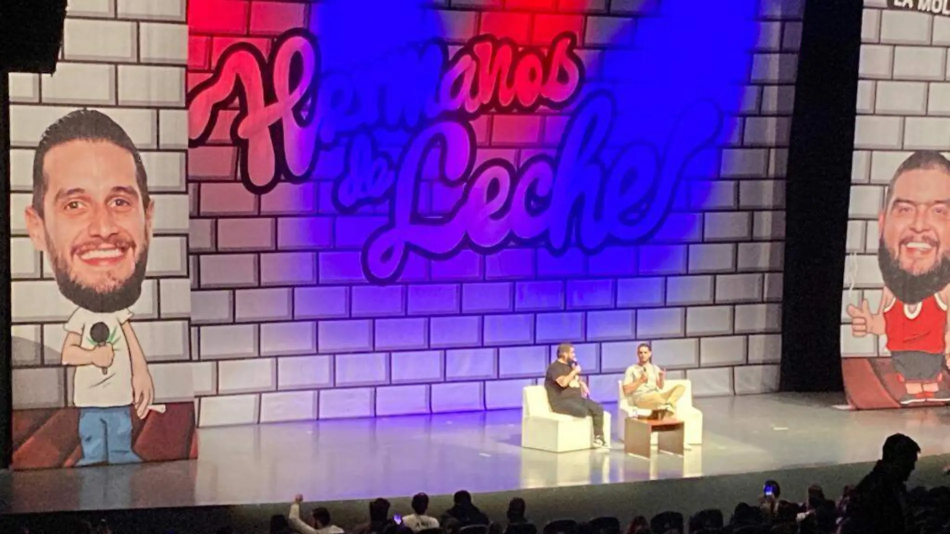 Adrián Marcelo hace chistes sobre Puebla en el Auditorio Metropolitano 